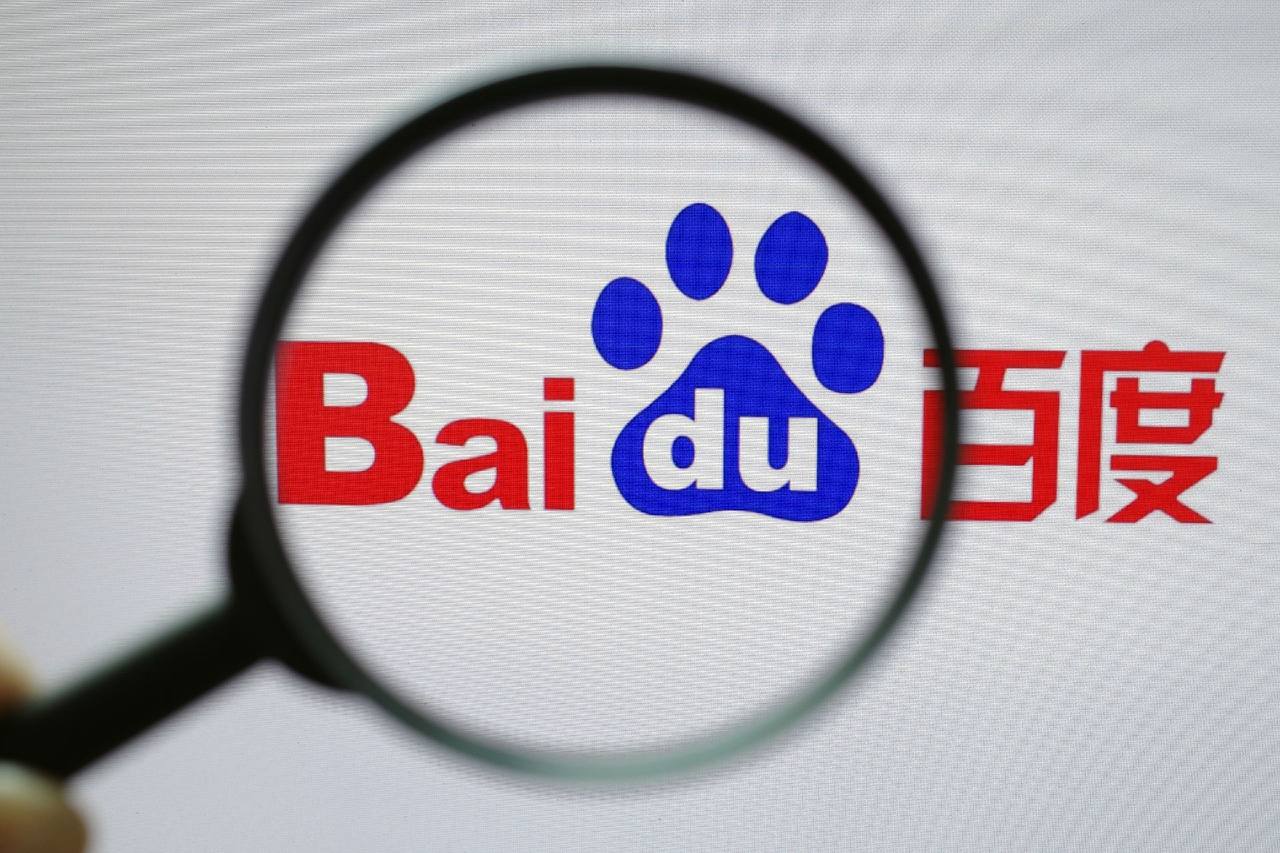 樊振东刚练完球就拍证件照